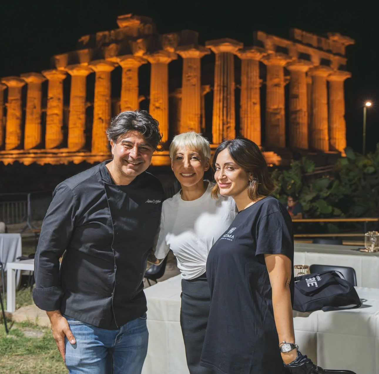 Chef Antonio Di Blasi e Mary Parrino con la cantante Arisa alla Valle dei Templi per evento esclusivo e catering matrimoni d'élite