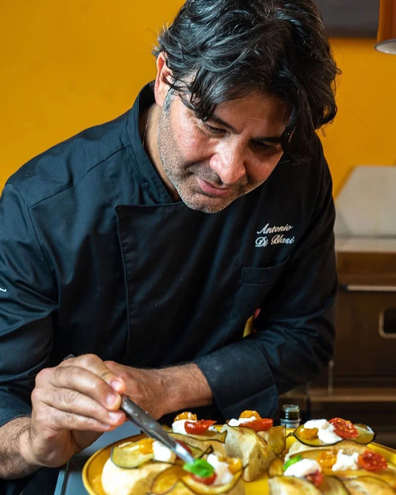 Chef Antonio Di Blasi al lavoro al banco pizza