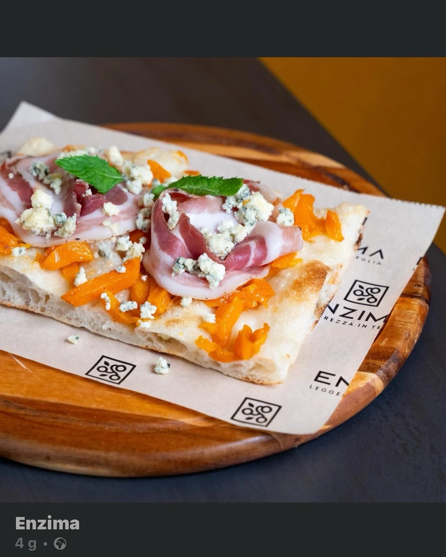Focaccia Gourmet Burrata e Basilico su Piatto Giallo