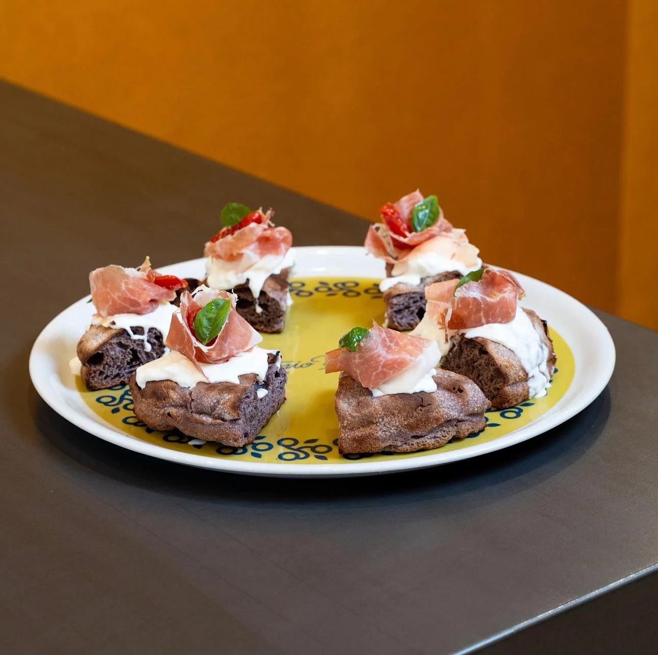 Focaccia Soffice a Spicchi con Prosciutto Crudo