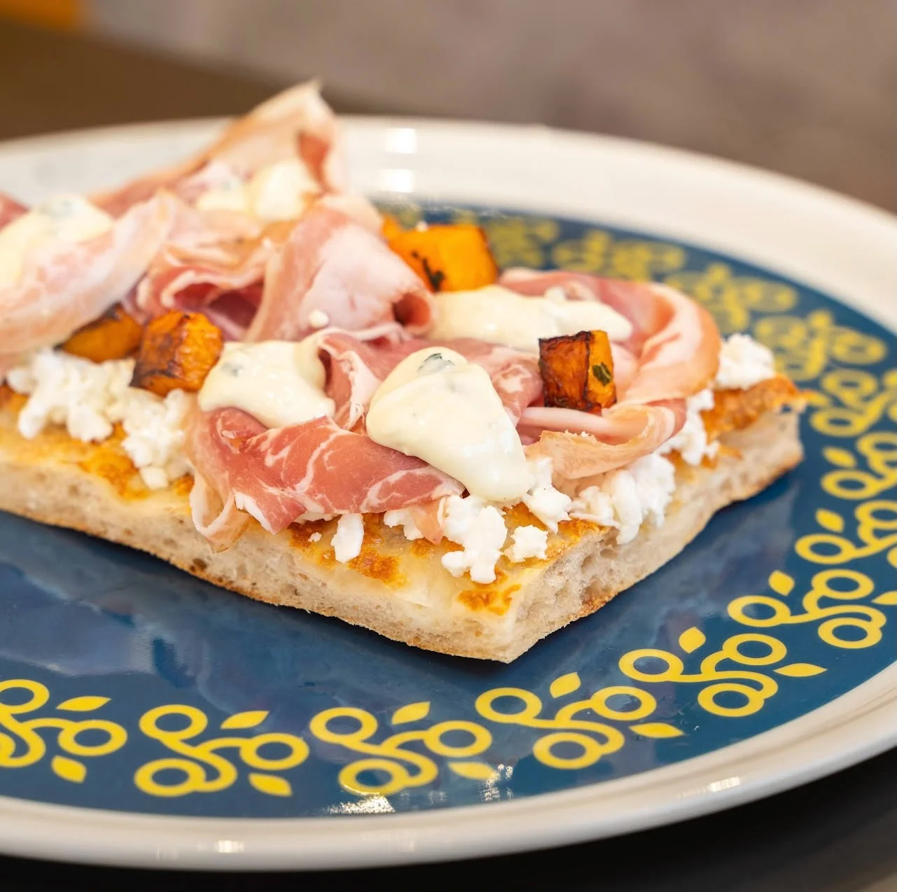 Pizza Gourmet Crudo a Rosette e Burrata